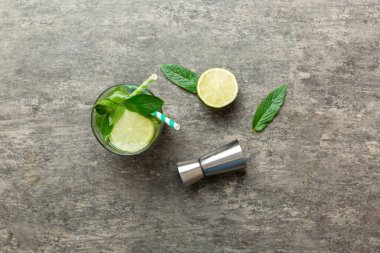 Caipirinha, Mojito kokteyli, limonlu votka veya soda, masa arkasında nane ve saman. Naneli, limonlu, cam manzaralı, ferahlatıcı bir içecek..