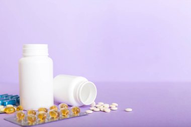 HIV enfeksiyonunun tedavisi için ilaç. Haplar, kapsüller ve masada savaş. Renkli arkaplanda kopyalama alanı olan farklı renkli tabletler.