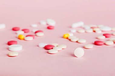 Bir çok farklı renkli ilaç ve hapların bakış açısı farklı. Renkli arkaplanda bir sürü hap.