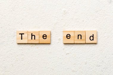 Tahta blokta yazan son kelime. Deksing, konsept için çimento masadaki son metin.