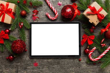 Yeni yıl dekorasyonu ve şenlik dekorasyonlarından oluşan boş Noel arkaplanının en üst görüntüsü. Yeni yıl tatili konsepti. Model.