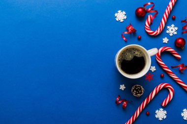 Seramik bir fincanda nefis bir sabah kahvesi içinde küçük hediyeler, süsler ve xmas oyuncakları. Bir fincan kahve ve yeni yıl oyuncakları..