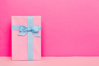 Bayram el yapımı kağıtlar mavi kurdeleli papyon görünümlü fotokopi alanı ile bağlandı. Tatil geçmişi düzdü. Doğum günü ya da Noel hediyesi. Kopya alanı olan Noel hediyesi kutusu konsepti.