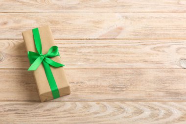 Paketlenmiş Noel ya da renkli kurdeleli el yapımı el yapımı diğer Noel hediyeleri. Hediye kutusu, hediye süslemesi, kopya alanı ile üst görünüm.