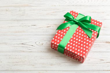 Paketlenmiş Noel ya da renkli kurdeleli kağıda sarılmış el yapımı diğer tatil hediyeleri. Hediye kutusu, hediye süslemesi, kopya alanı ile üst görünüm.