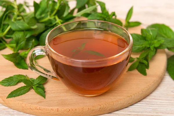 Чашка Мятного Чая Фоне Стола Зеленый Чай Свежим Мятным Видом — стоковое фото