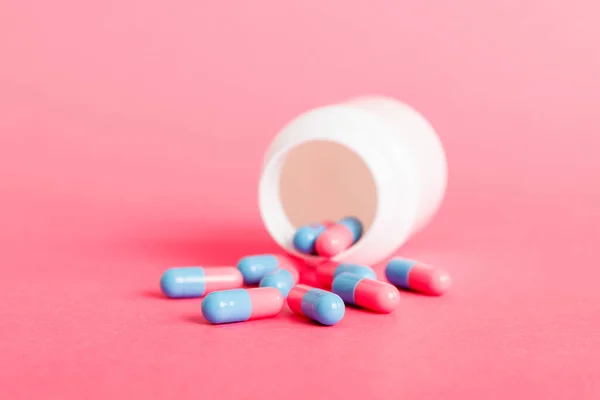 Frasco Medicina Plástica Con Cápsulas Píldoras Sobre Fondo Color Farmacia —  Fotos de Stock