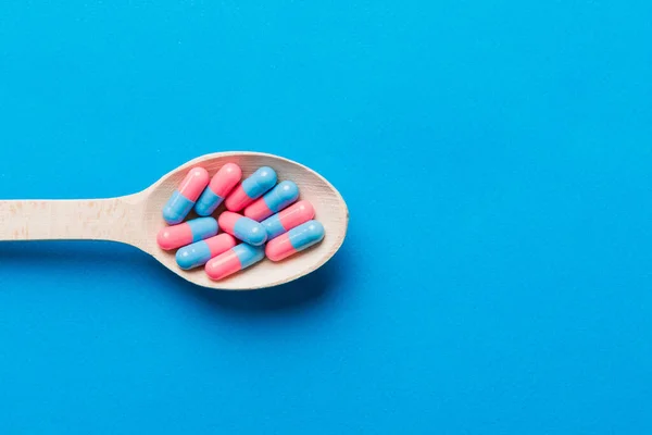 Vitamin Capsules Spoon Colored Background Pills Served Healthy Meal Red — Stockfoto