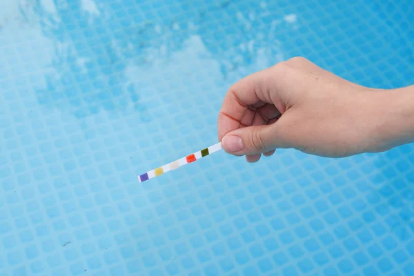 Analysis of the PH and chlorine of the water in a swimming pool in Summer. Check quality of water with test strip, comparing results.