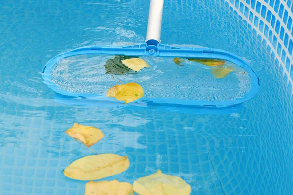 Reinigung Eines Swimmingpools Mit Einem Netzabschäumer Das Lange Netz Reinigt — Stockfoto