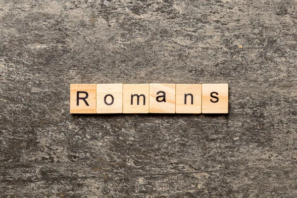 Tahta Blokta Romalılar Yazıyor Romalılar Masa Üzerinde Metin Konsept — Stok fotoğraf