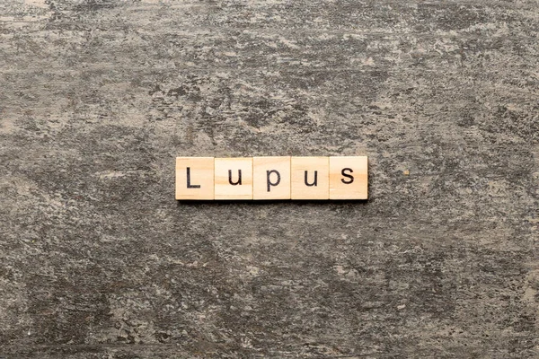 Lupus Slovo Napsané Dřevěné Špalky Lupus Text Stole Koncept — Stock fotografie