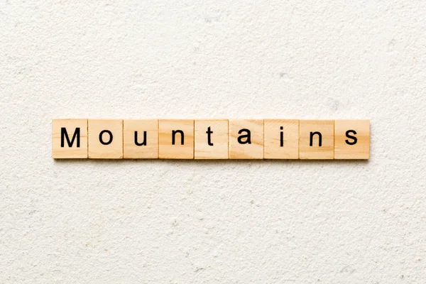 Palavra Montanhas Escrito Bloco Madeira Texto Montanhas Mesa Cimento Para — Fotografia de Stock