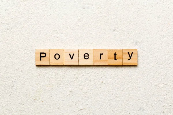 Λέξεις Περί Φτώχειας Γραμμένες Στο Ξύλο Κείμενο Φτώχειας Στο Τραπέζι — Φωτογραφία Αρχείου
