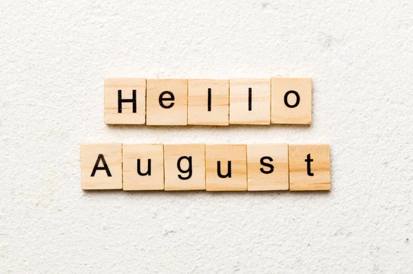 Γεια Σας August Λέξη Γραμμένο Στο Ξύλο Μπλοκ Γεια Αύγουστος — Φωτογραφία Αρχείου