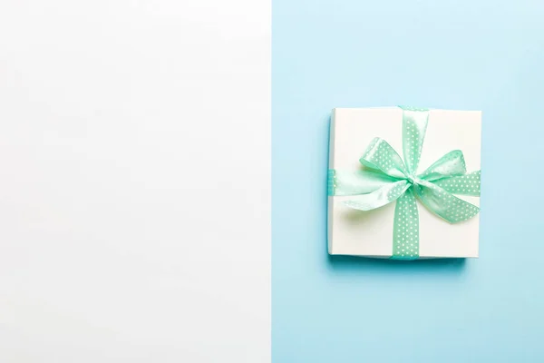Holiday Handmade White Present Tied Green Ribbon Bow Top View — Stockfoto