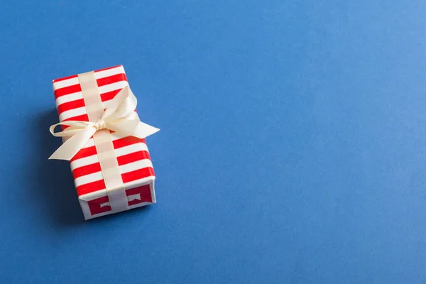 カラフルなリボンで紙の中にクリスマスや他の休日の手作りプレゼントを包んだ プレゼントボックス テーブルのギフトの装飾 コピースペース付きのトップビュー — ストック写真