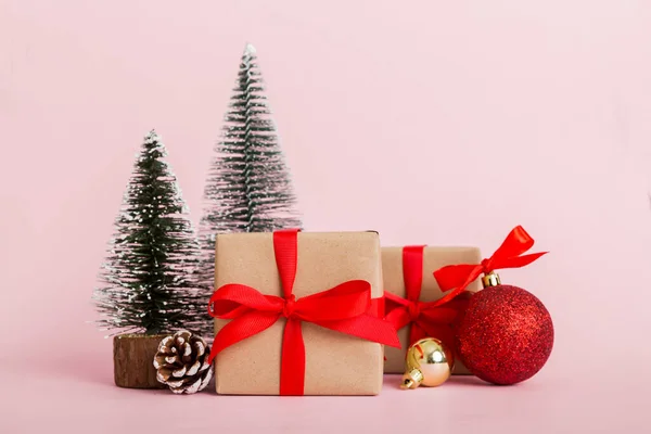 Χριστουγεννιάτικη Σύνθεση Δώρα Μικρό Δέντρο Κλαδιά Και Χειροποίητα Διακοσμητικά Diy — Φωτογραφία Αρχείου