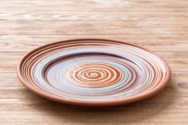 Çimento arka planındaki boş renkli plakanın perspektif görüntüsü. Tasarımın için boş boşluk.