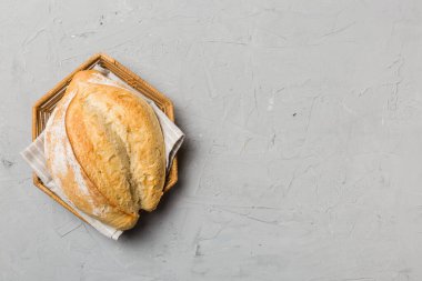 Doğal arka plana karşı sepette taze pişmiş ekmek. üstteki görünüm ekmek kopyalama alanı.