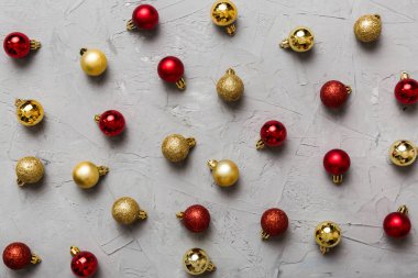 Christmas composition. a pattern of christmas balls on colored background. Flat lay, top view New year decor.
