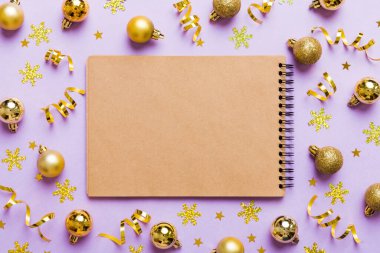 Noel boş tebrik kartı sahnesi. Noel oyuncağı ve kağıt kart notundan yapılmış yaratıcı bir düzen. Düz yatıyordu. Doğa Yeni Yıl Konsepti.