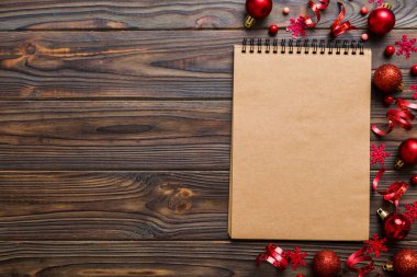 Noel boş tebrik kartı sahnesi. Noel oyuncağı ve kağıt kart notundan yapılmış yaratıcı bir düzen. Düz yatıyordu. Doğa Yeni Yıl Konsepti.