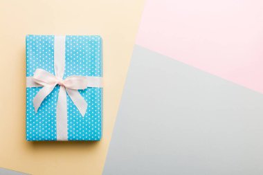 Tatil el yapımı kağıt, beyaz kurdeleli kurdeleli üst görünümü fotokopi alanı ile birleştirdi. Tatil geçmişi düzdü. Doğum günü ya da Noel hediyesi. Kopya alanı olan Noel hediyesi kutusu konsepti.