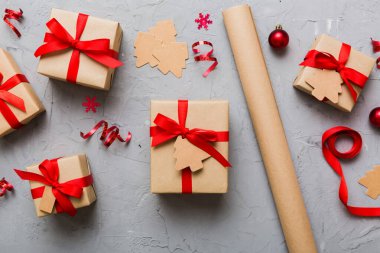 Renkli kurdeleli Noel Kraft hediye kutusu. Samimi Noel natürmortu, doğum günü ya da yeni yıl.