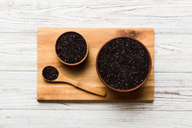 Kase içinde kinoa tohumu ve renkli arka planda kaşık. Küçük kasede sağlıklı kinwa. Sağlıklı süper yiyecekler.