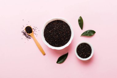 Kase içinde kinoa tohumu ve renkli arka planda kaşık. Küçük kasede sağlıklı kinwa. Sağlıklı süper yiyecekler.