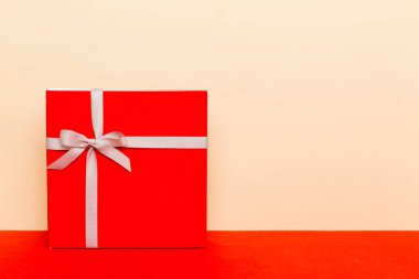 Tatil hediyesi olarak gri kurdeleli üst görünümü fotokopi alanına bağladım. Tatil geçmişi düzdü. Doğum günü ya da Noel hediyesi. Kopya alanı olan Noel hediyesi kutusu konsepti.