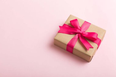 Paketlenmiş Noel ya da renkli kurdeleli el yapımı el yapımı diğer Noel hediyeleri. Hediye kutusu, hediye süslemesi, kopya alanı ile üst görünüm.