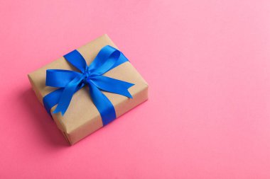 Paketlenmiş Noel ya da renkli kurdeleli el yapımı el yapımı diğer Noel hediyeleri. Hediye kutusu, hediye süslemesi, kopya alanı ile üst görünüm.