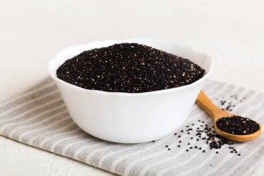 Kase içinde kinoa tohumu ve renkli arka planda kaşık. Küçük kasede sağlıklı kinwa. Sağlıklı süper yiyecekler.