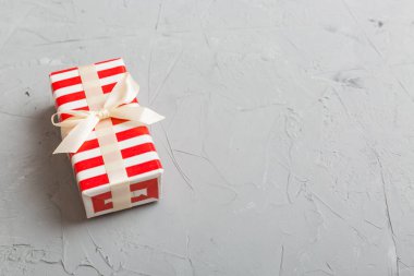 Paketlenmiş Noel ya da renkli kurdeleli kağıda sarılmış el yapımı diğer tatil hediyeleri. Hediye kutusu, hediye süslemesi, kopya alanı ile üst görünüm.