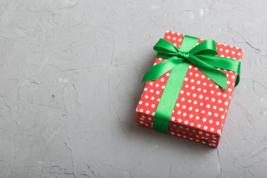 Paketlenmiş Noel ya da renkli kurdeleli kağıda sarılmış el yapımı diğer tatil hediyeleri. Hediye kutusu, hediye süslemesi, kopya alanı ile üst görünüm.