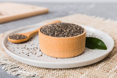 Kavanozda Chia tohumu ve renkli arka planda kaşık. Sağlıklı Salvia Hispanikleri küçük kasede. Sağlıklı süper yiyecekler.