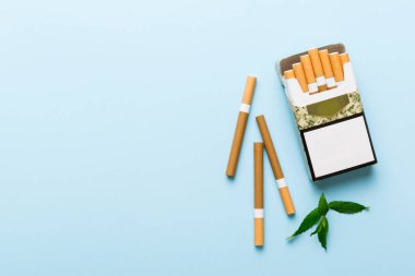 Bir paket mentollü sigara ve renkli masada taze nane şekeri, mentollü sigaralar düz yerde yatıyordu..