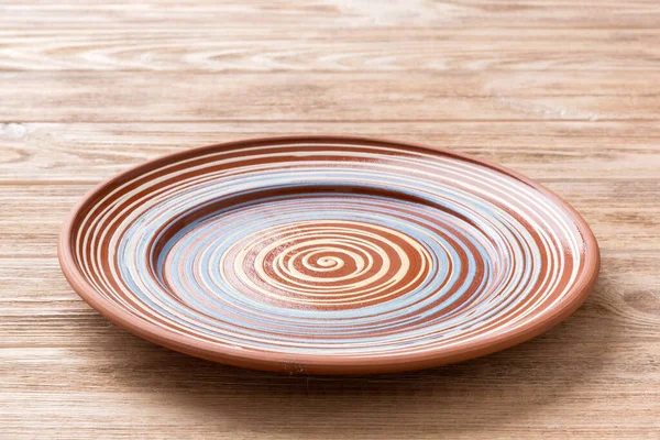 Çimento arka planındaki boş renkli plakanın perspektif görüntüsü. Tasarımın için boş boşluk.