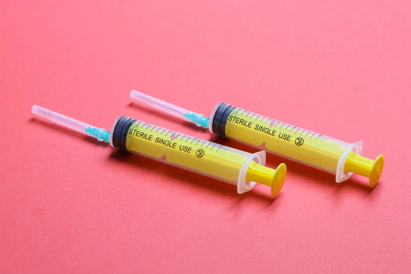 Bovenaanzicht Van Spuiten Een Rij Voor Medische Injectie Een Kleurrijke — Stockfoto