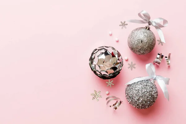 Christmas Ball Colored Background Decoration Bauble Ribbon Bow Copy Space — Fotografia de Stock