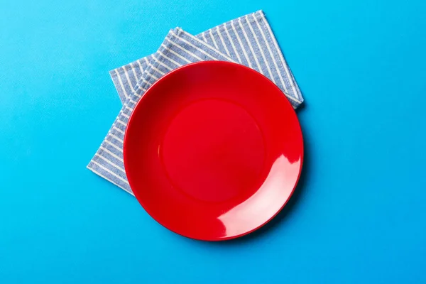 Bovenaanzicht Gekleurde Achtergrond Lege Ronde Rode Plaat Tafelkleed Voor Voedsel — Stockfoto