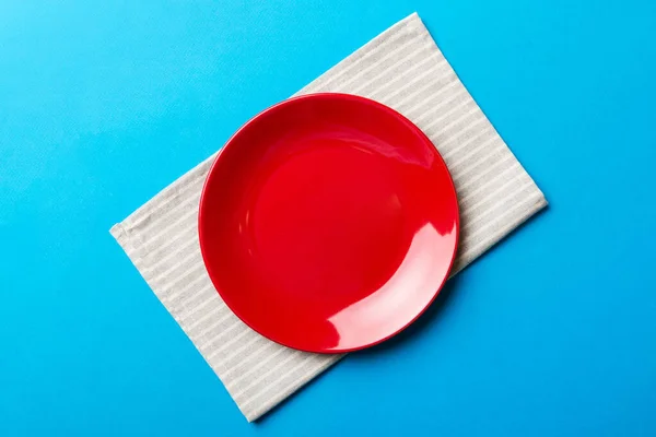 Draufsicht Auf Farbigem Hintergrund Leerer Runder Roter Teller Auf Tischdecke — Stockfoto