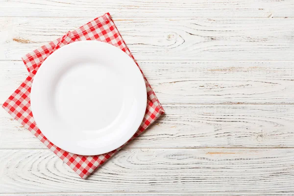 Bovenaanzicht Gekleurde Achtergrond Lege Ronde Witte Plaat Tafelkleed Voor Voedsel — Stockfoto
