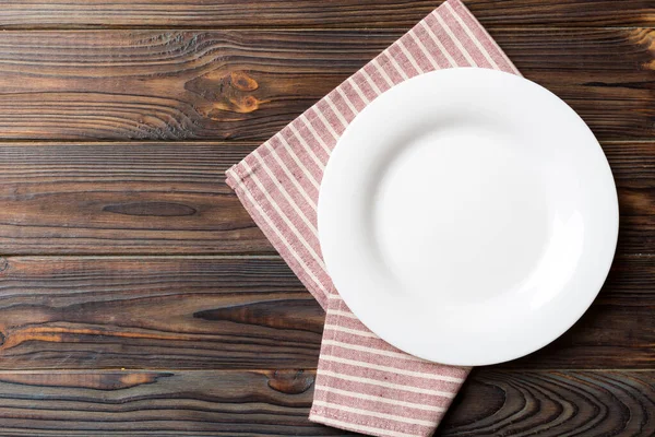 Bovenaanzicht Gekleurde Achtergrond Lege Ronde Witte Plaat Tafelkleed Voor Voedsel — Stockfoto