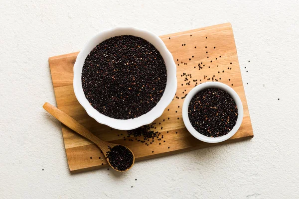 Quinoa Frön Skål Och Sked Färgad Bakgrund Hälsosam Kinwa Liten — Stockfoto
