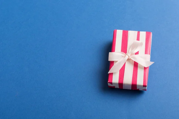 用彩色背景彩带的彩色纸包裹圣诞或其他节日自制礼品盒 礼品盒 彩色桌上的礼品装饰 顶部有复印空间 — 图库照片