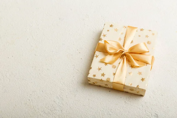 Verpackte Weihnachten Oder Andere Feiertage Handgemachtes Geschenk Weißem Papier Mit — Stockfoto