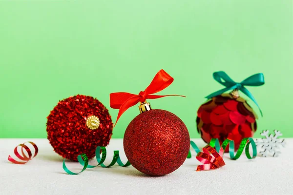 Χριστουγεννιάτικη Μπάλα Έγχρωμο Φόντο Στολισμός Μπιχλιμπίδι Κορδέλα Τόξο Αντίγραφο Χώρου — Φωτογραφία Αρχείου